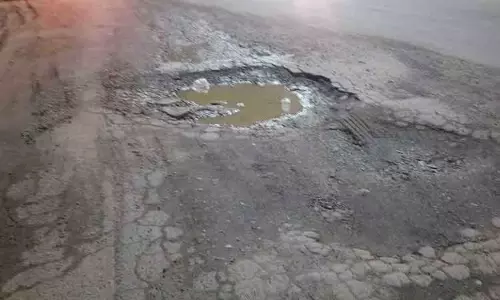 குண்டும் குழியுமான சாலை