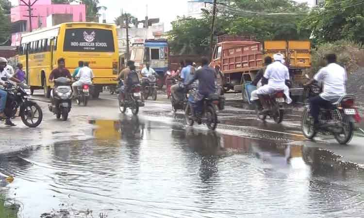 சாலையில் ஆறாக ஓடும் கழிவுநீர் சாலையில் ஆறாக ஓடும் கழிவுநீர்