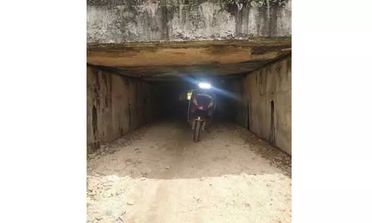 சாலை வசதி இல்லாமல் பொதுமக்கள் அவதி சாலை வசதி இல்லாமல் பொதுமக்கள் அவதி