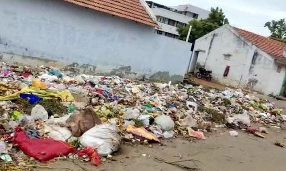 குவிந்து கிடக்கும் குப்பைகள்