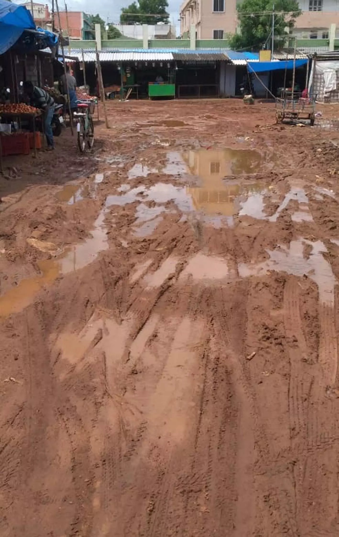 சேறும், சகதியுமான சாலை சேறும், சகதியுமான சாலை