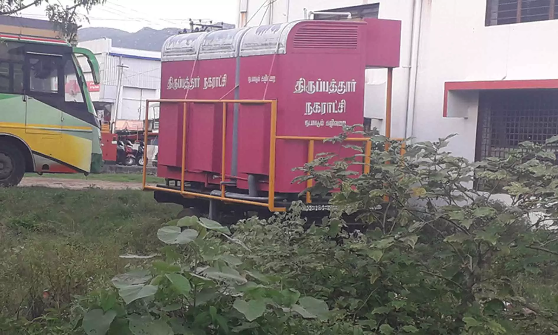 பயனற்று கிடக்கும் நடமாடும் கழிவறை