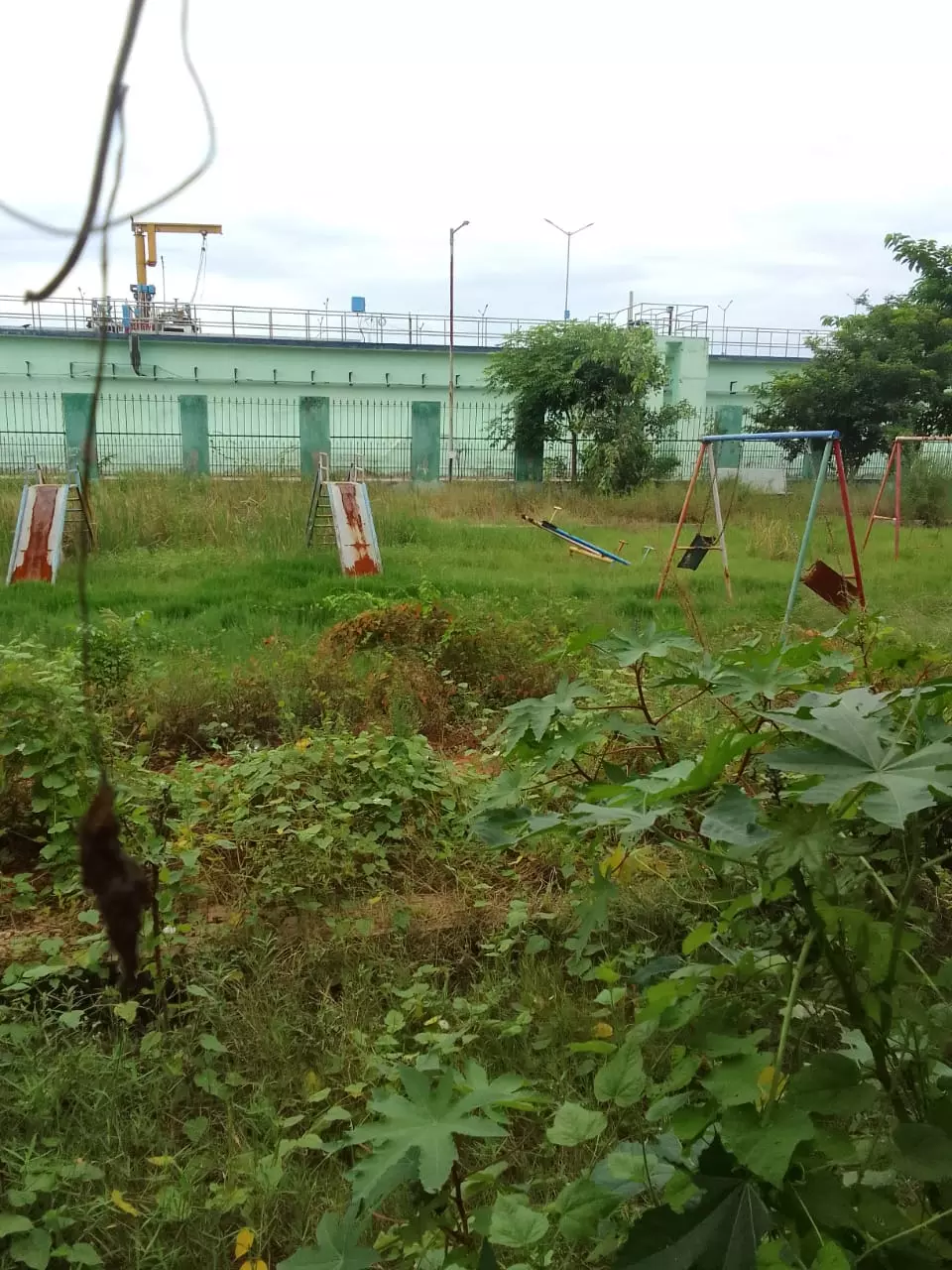 பராமரிப்பு இல்லாத சிறுவர் பூங்கா பராமரிப்பு இல்லாத சிறுவர் பூங்கா