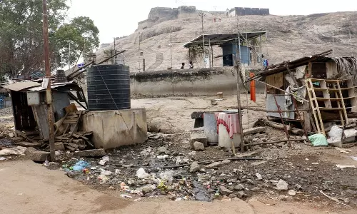 மலைக்கோட்டை அழகை கெடுக்கும் ஆக்கிரமிப்பு மலைக்கோட்டை அழகை கெடுக்கும் ஆக்கிரமிப்பு