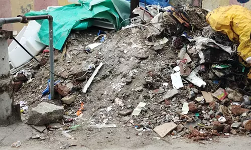 குவித்து வைக்கப்படும் கட்டிட கழிவுகள் குவித்து வைக்கப்படும் கட்டிட கழிவுகள்