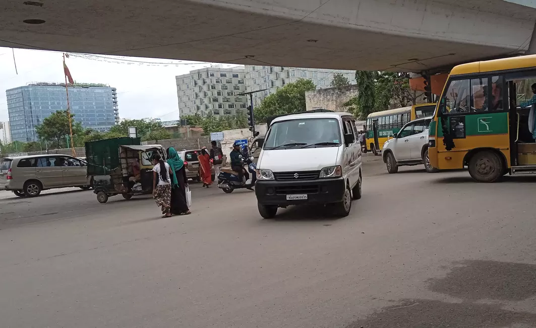 சேதமடைந்த போக்குவரத்து சிக்னல்