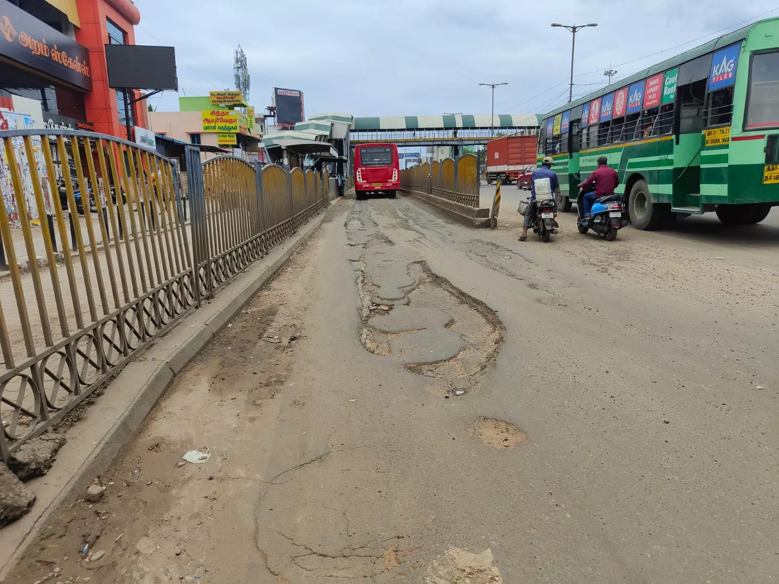 சிதிலமைடைந்த சாலை சிதிலமைடைந்த சாலை