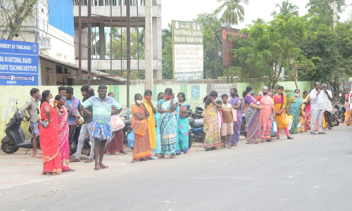 வெயிலில் காத்திருக்கும் மக்கள் வெயிலில் காத்திருக்கும் மக்கள்