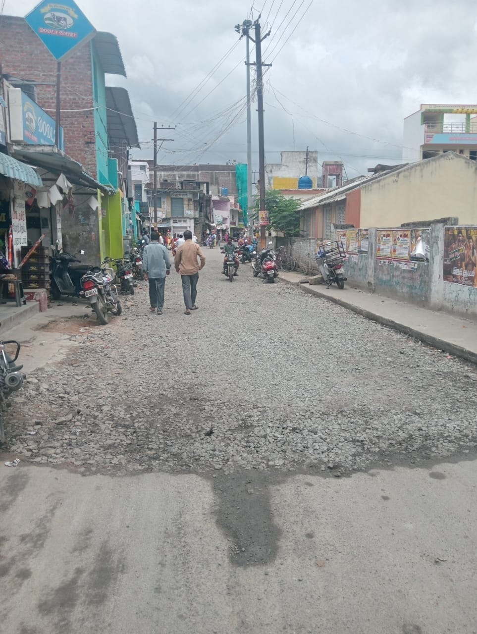 ஜல்லி கற்கள் பரப்பிய சாலை ஜல்லி கற்கள் பரப்பிய சாலை