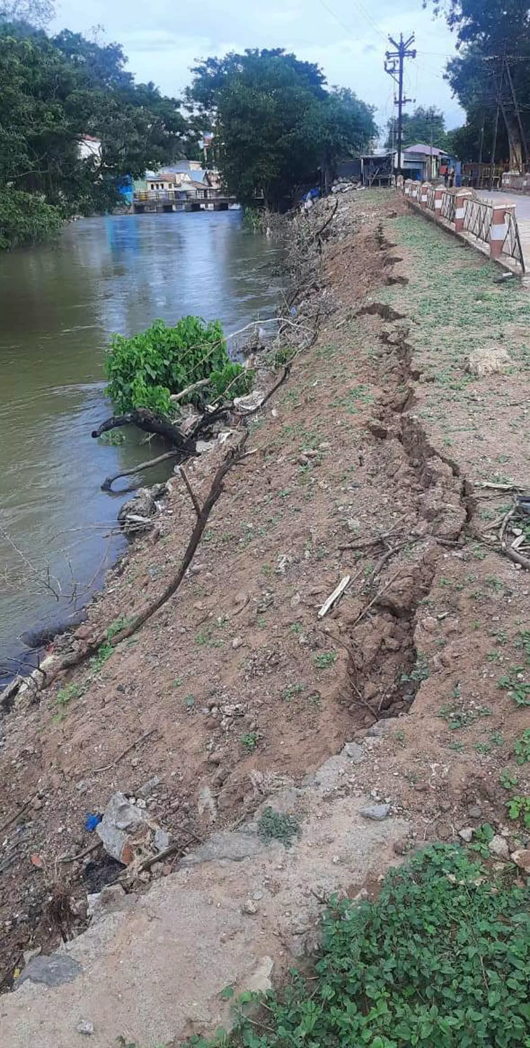 வாய்க்காலில் விரிசல்