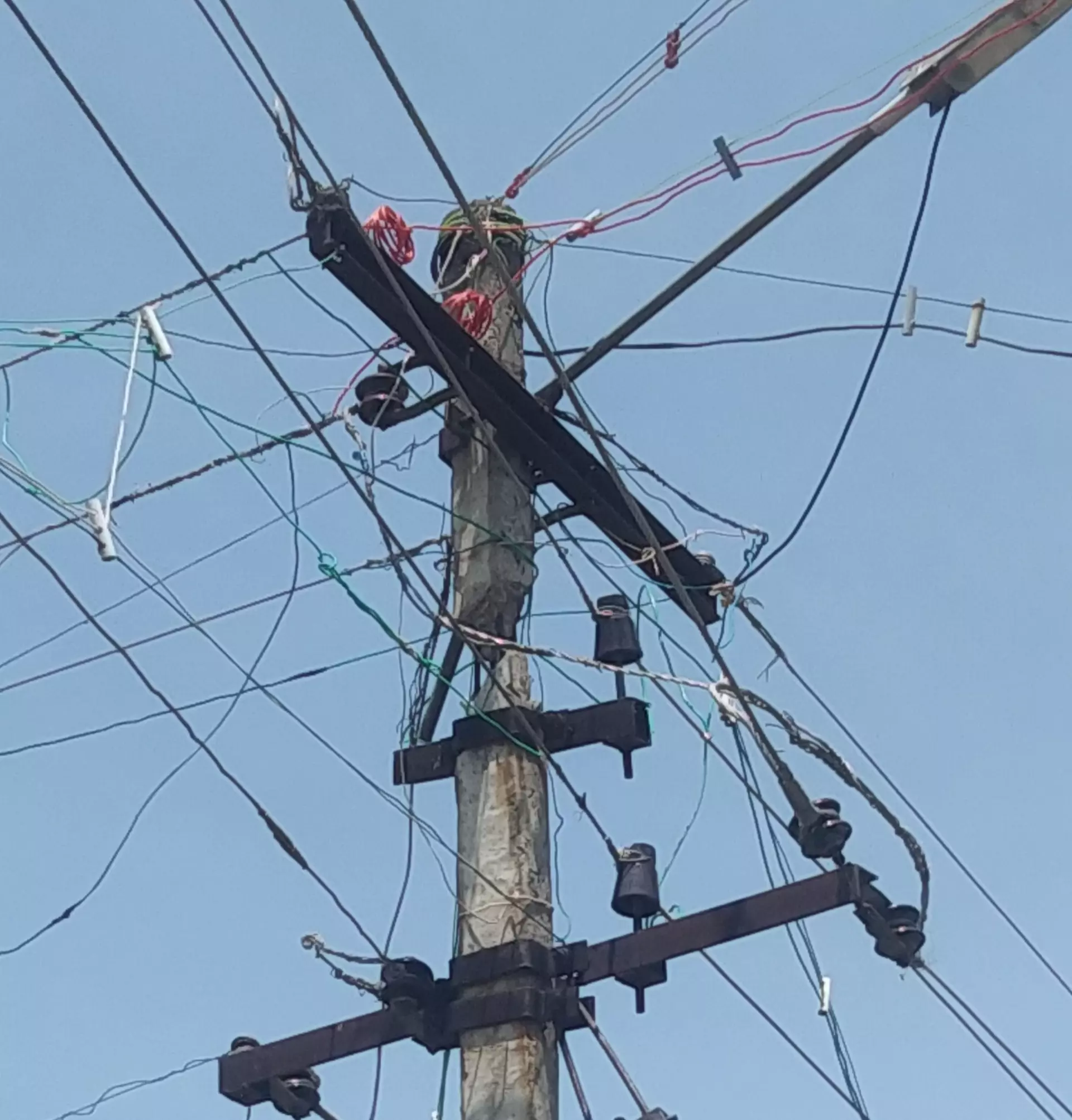 ஆபத்தான மின் கம்பம் ஆபத்தான மின் கம்பம்