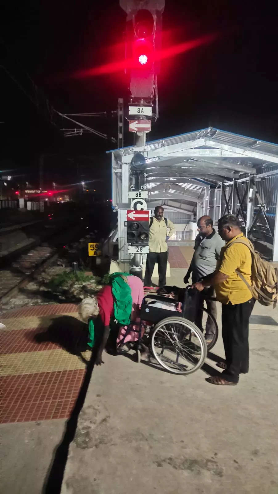 மாற்றுத்திறனாளிகள் அவதி மாற்றுத்திறனாளிகள் அவதி