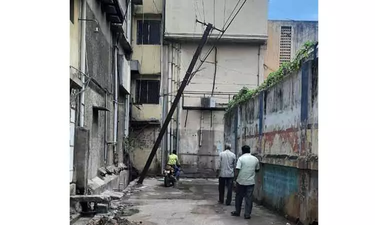 ஆபத்தான மின் கம்பம் மாற்றப்படுமா? ஆபத்தான மின் கம்பம் மாற்றப்படுமா?