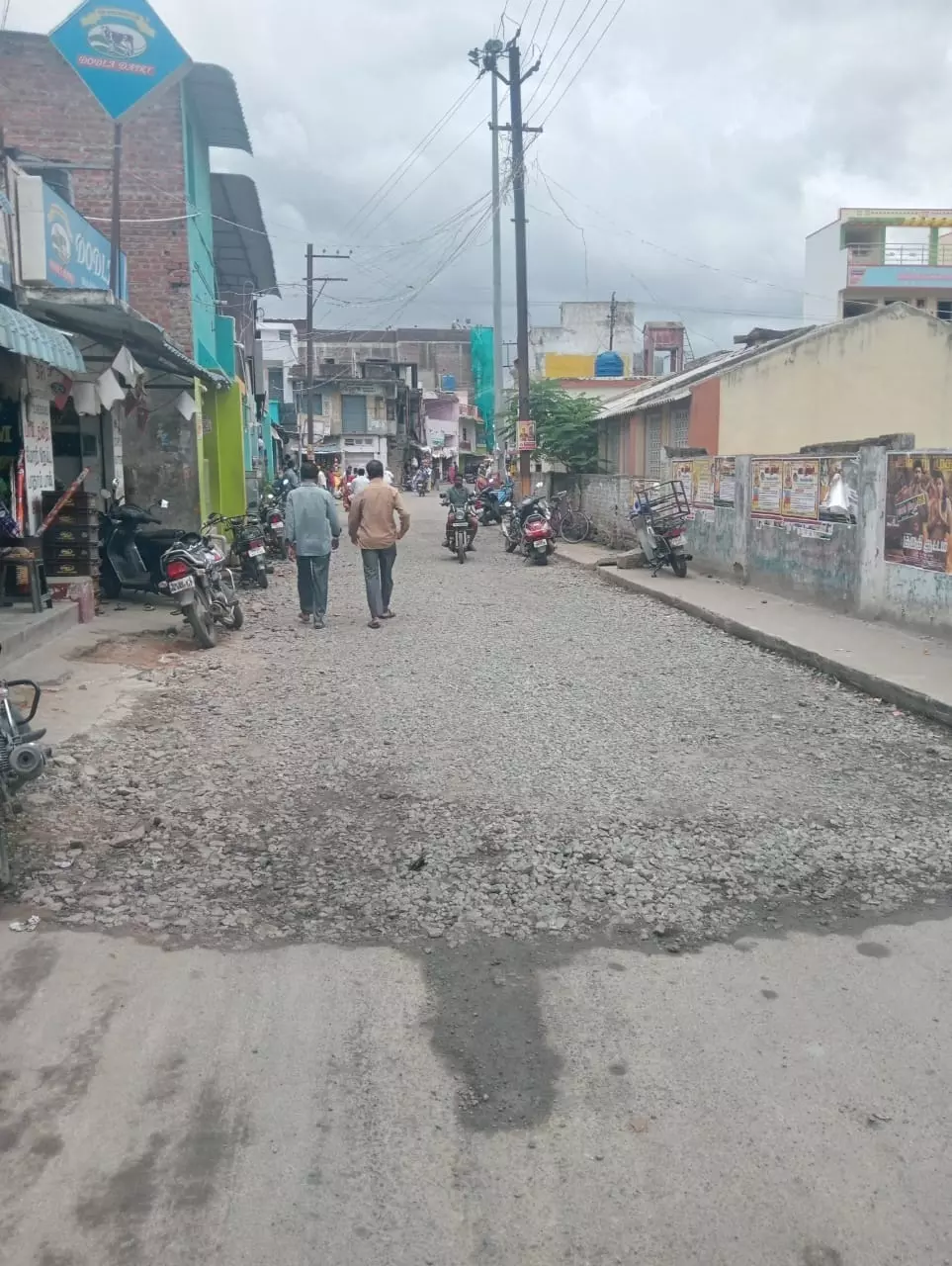 ஜல்லி கற்கள் பரப்பிய சாலை ஜல்லி கற்கள் பரப்பிய சாலை