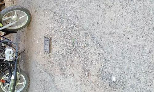 ரோட்டில் பள்ளம் ரோட்டில் பள்ளம்