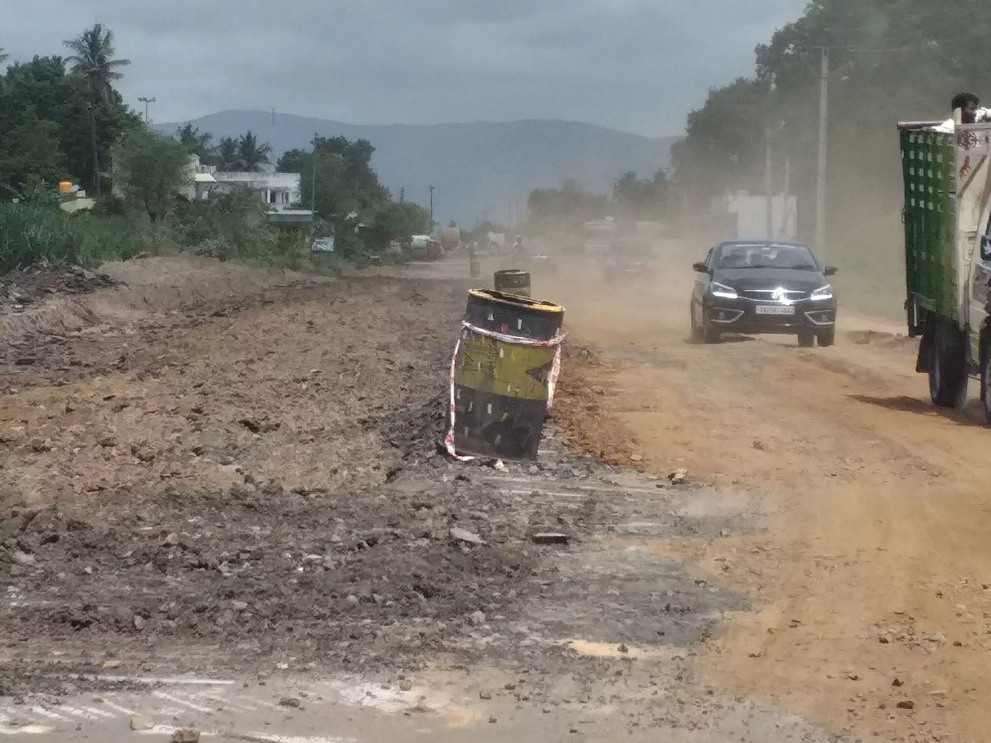 சாலை பணியை விரைவு படுத்த வேண்டும் சாலை பணியை விரைவு படுத்த வேண்டும்