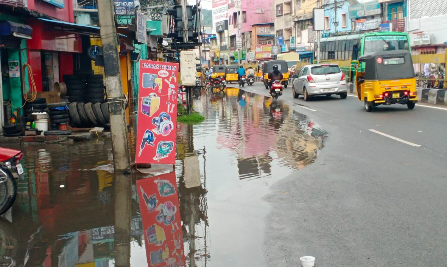 சாலையோரம் தேங்கும் மழைநீர்