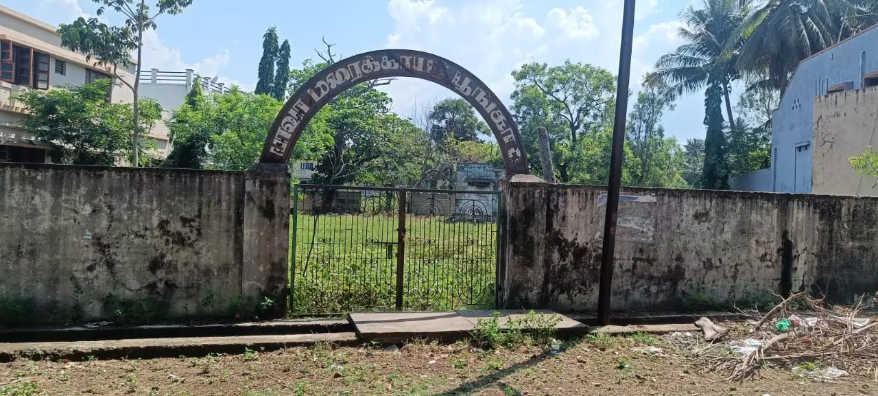 பராமரிப்பில்லாத பூங்கா பராமரிப்பில்லாத பூங்கா