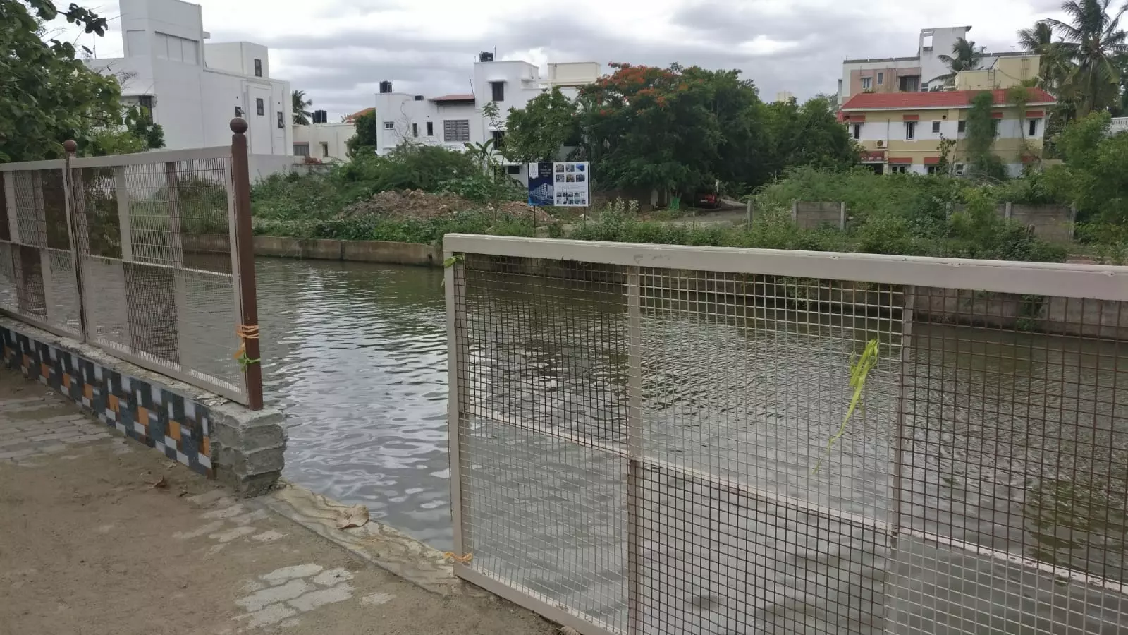 திறந்த நிலையில் உள்ள கால்வாய் தடுப்பு வேலி