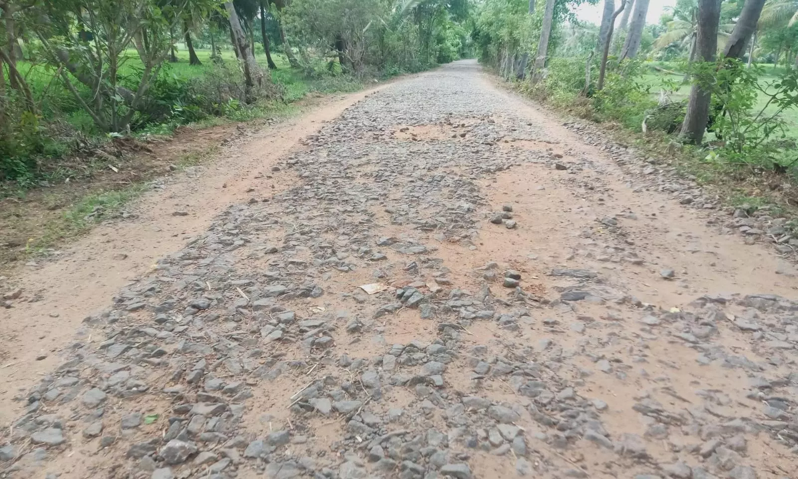 கற்கள் பெயர்ந்த சாலை கற்கள் பெயர்ந்த சாலை