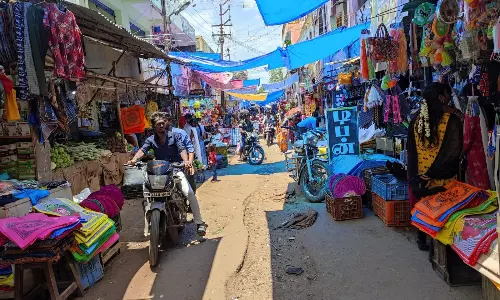 தெரு ஆக்கிரமிப்பால் பொதுமக்கள் அவதி தெரு ஆக்கிரமிப்பால் பொதுமக்கள் அவதி