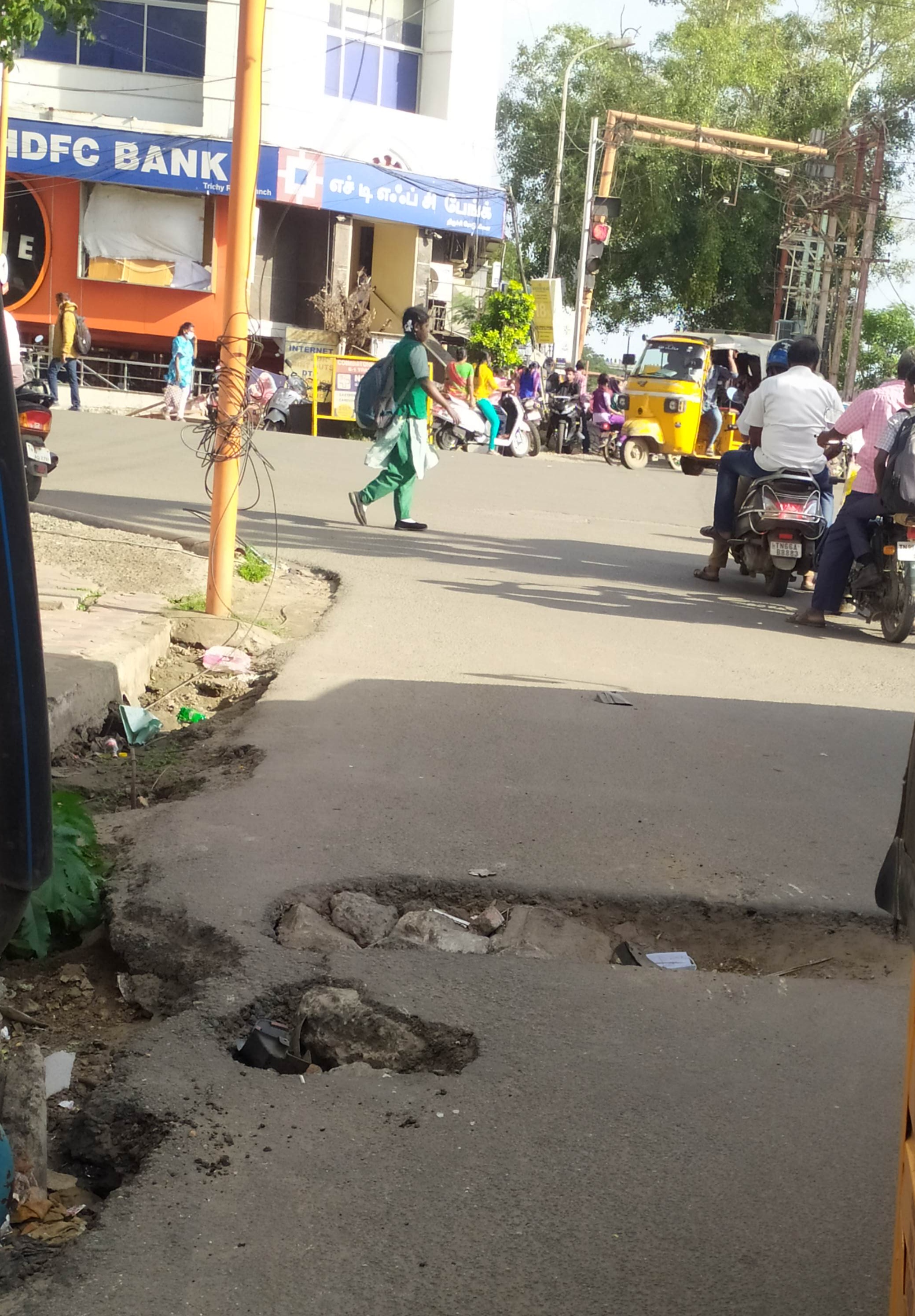 சாலையில் பள்ளம்