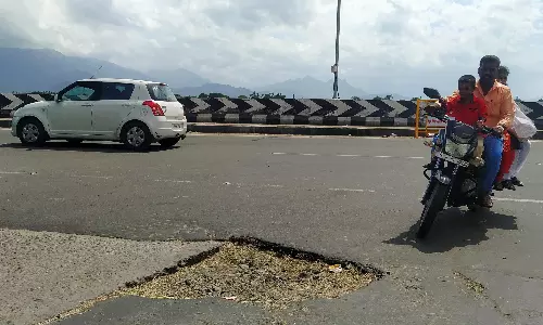 சாலையில் பள்ளம்