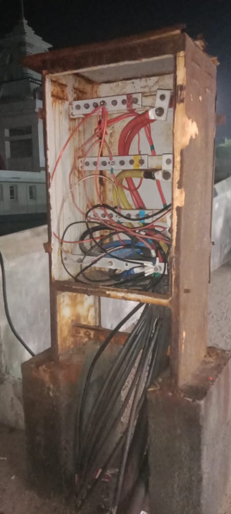 சேதமடைந்த மின்சார பெட்டி