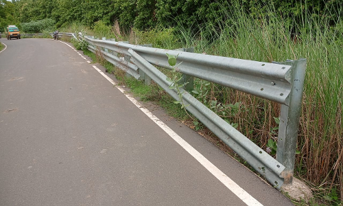 தடுப்புகளை சீரமைக்க வேண்டும்.