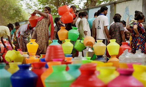 ஆழ்துைள கிணறு பழுதால் குடிநீருக்கு அலைேமாதும் மக்கள்