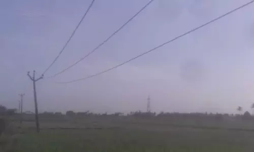 தாழ்வாக தொங்கும் மின்சார வயர்கள் தாழ்வாக தொங்கும் மின்சார வயர்கள்