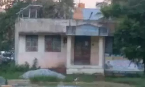 பாழடைந்து கிடக்கும் நூலகம் பாழடைந்து கிடக்கும் நூலகம்