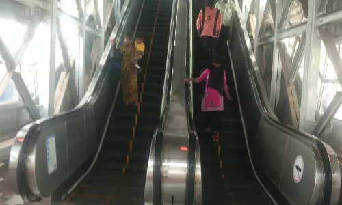 நகருமோ! நகரும் படிகட்டுகள் நகருமோ! நகரும் படிகட்டுகள்