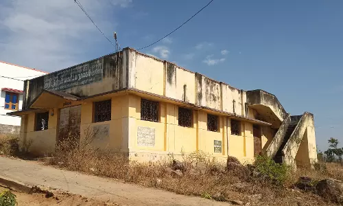 பாழடைந்த அரசு நூலகம் பாழடைந்த அரசு நூலகம்