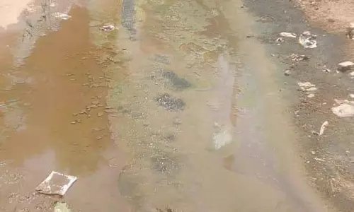 தெருவில் தேங்கும் கழிவுநீர்