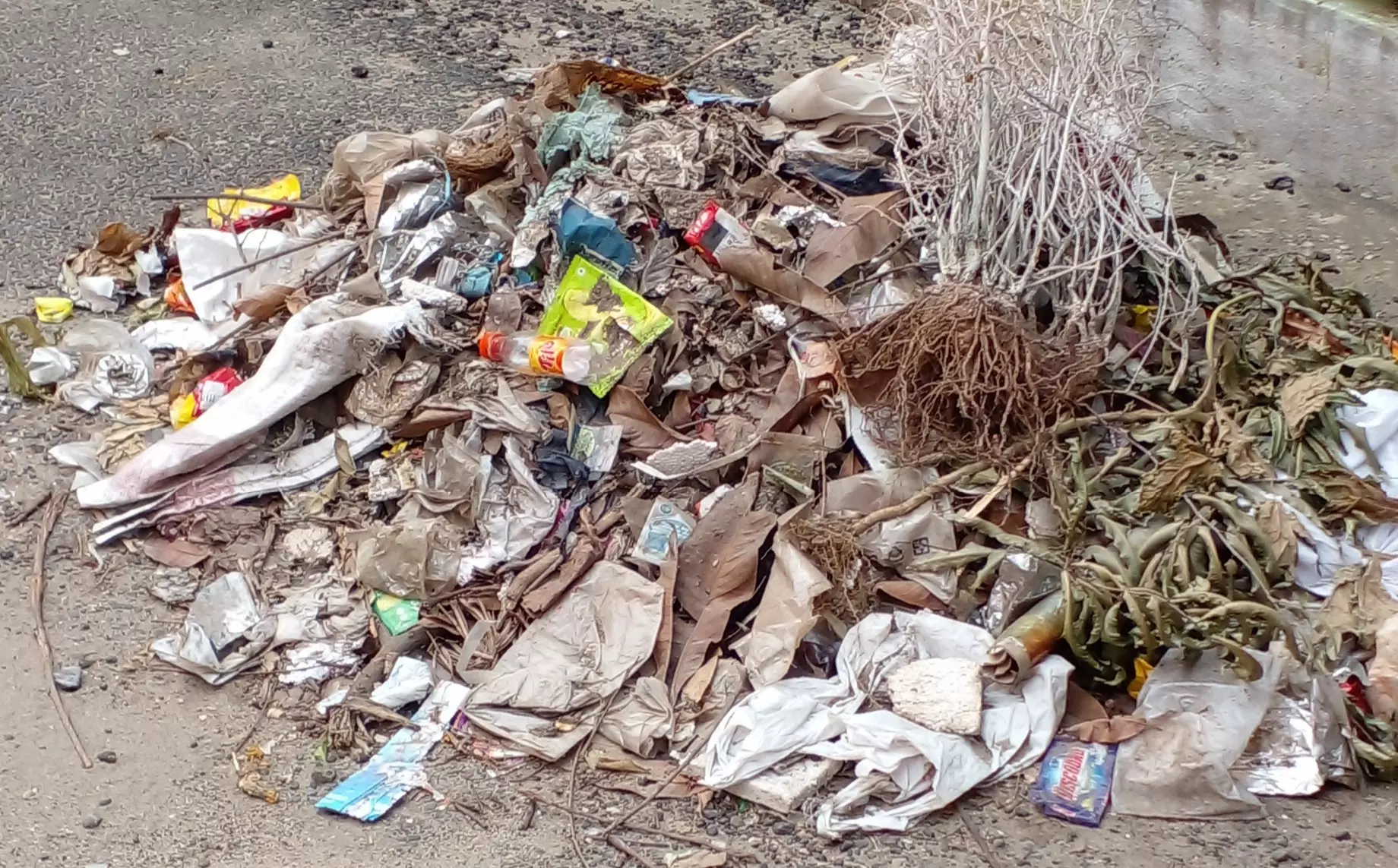 குவிந்து கிடக்கு குப்பை குவிந்து கிடக்கு குப்பை