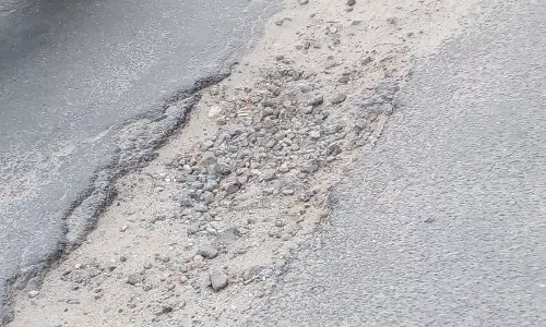 ரோட்டில் பள்ளம் ரோட்டில் பள்ளம்