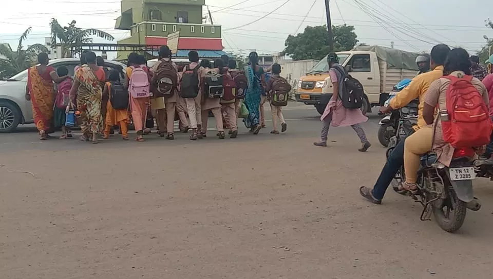 பள்ளி மாணவிகளின் எதிர்பார்ப்பு பள்ளி மாணவிகளின் எதிர்பார்ப்பு