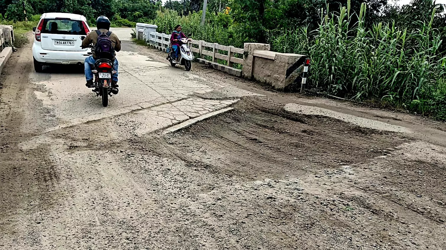 பாலத்தின் அருகே ஆபத்தான பள்ளம்