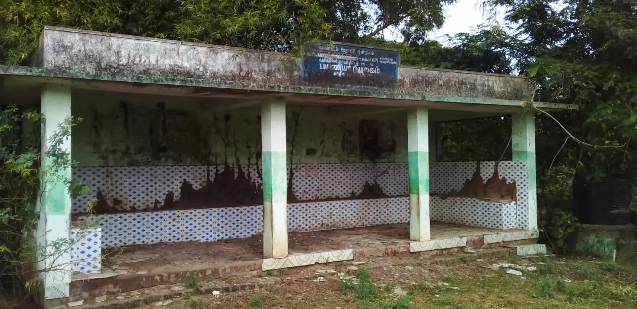 பராமரிப்பில்லாத பயணிகள் நிழற்குடை பராமரிப்பில்லாத பயணிகள் நிழற்குடை