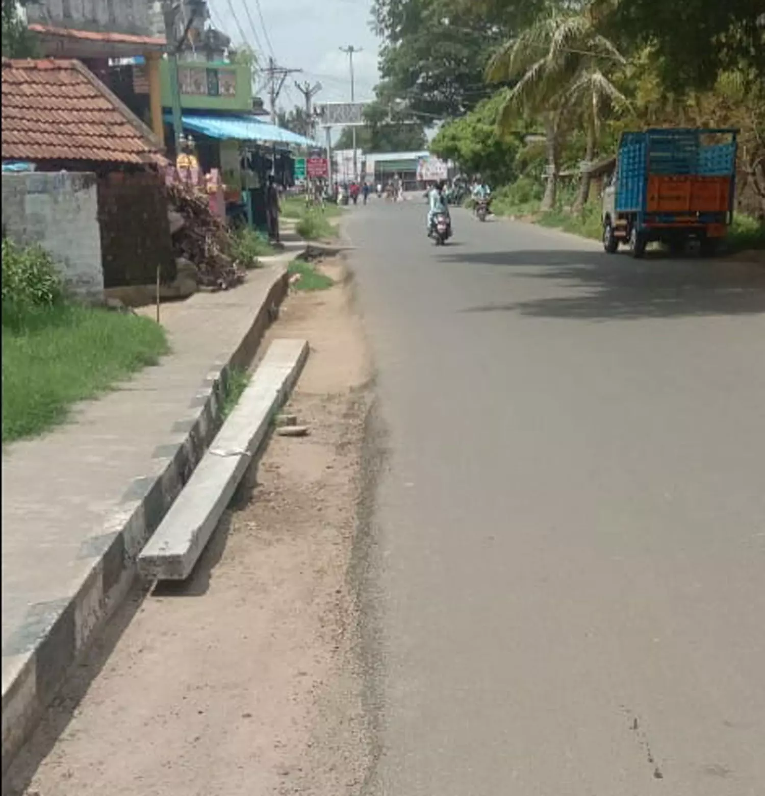 சாலையோரம் மண் அணைக்க வேண்டும் சாலையோரம் மண் அணைக்க வேண்டும்