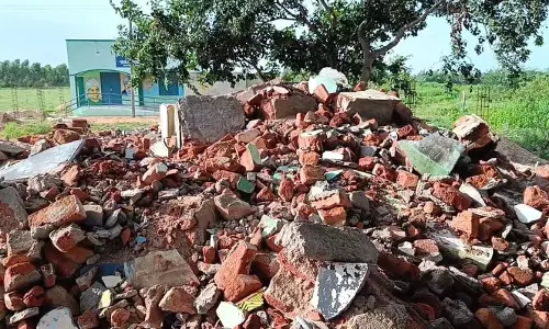 இடித்த பள்ளிக்கட்டிடத்தை அகற்றுவார்களா? இடித்த பள்ளிக்கட்டிடத்தை அகற்றுவார்களா?