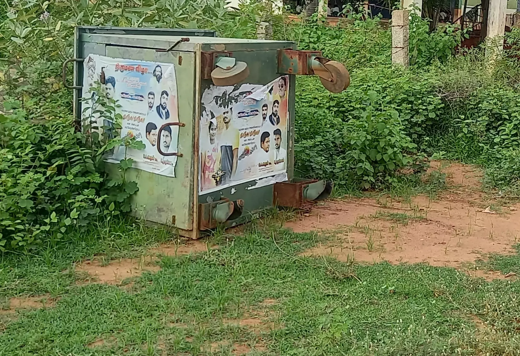 சாலையோரம் சாய்க்கப்படும் குப்பை தொட்டிகள்