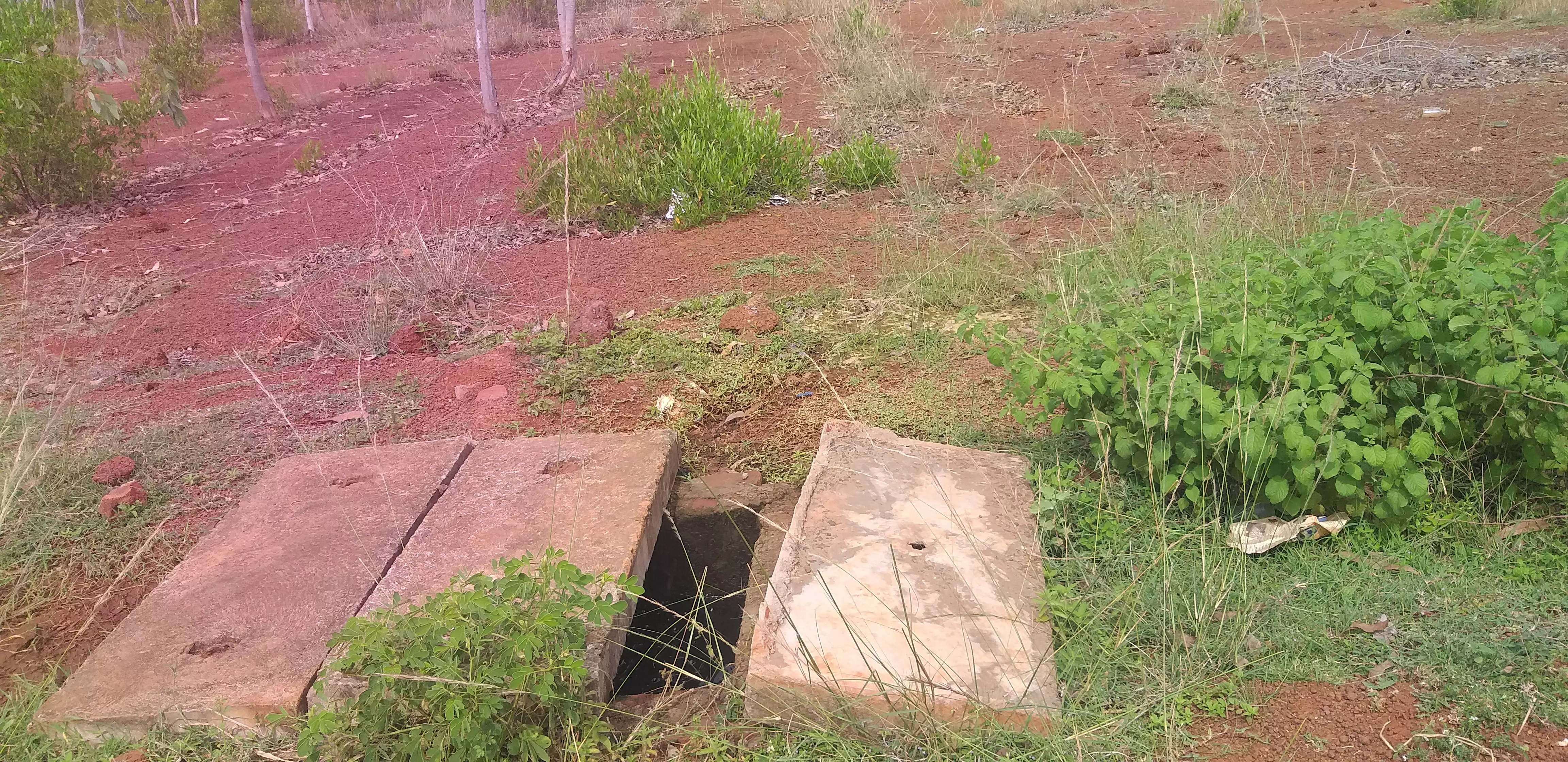 திறந்து கிடக்கும் தண்ணீர் தொட்டிகள் திறந்து கிடக்கும் தண்ணீர் தொட்டிகள்