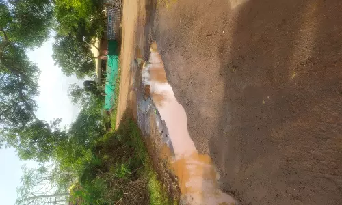 குண்டும், குழியுமான சாலை குண்டும், குழியுமான சாலை