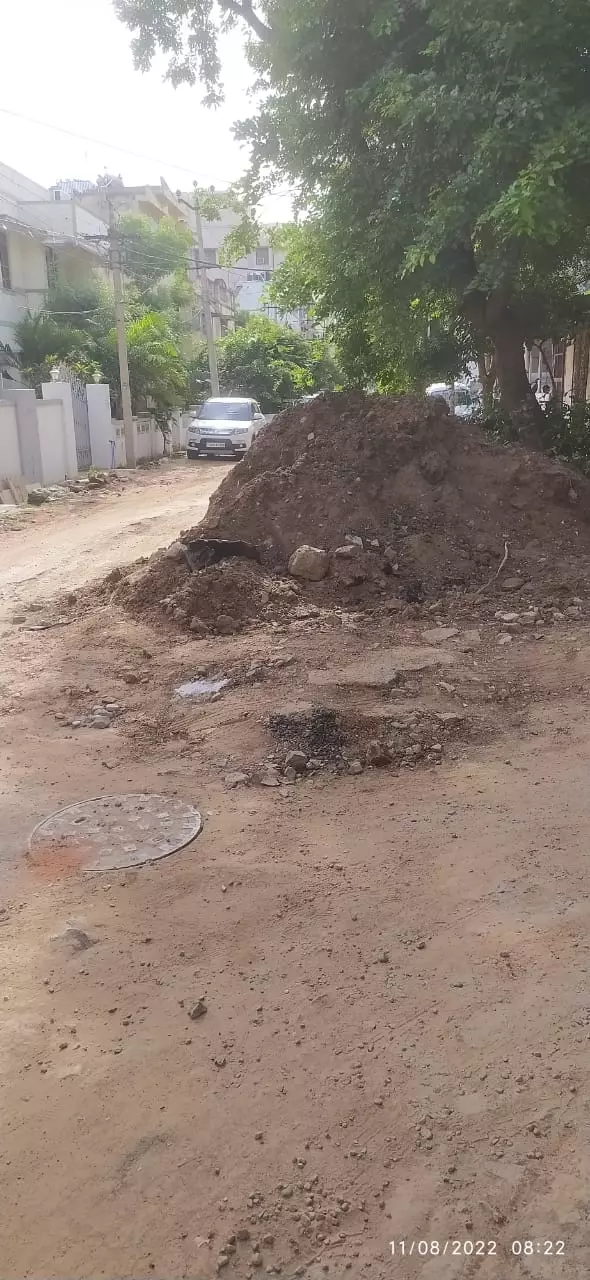 மண் குவியலால் வாகன ஓட்டிகள் அவதி மண் குவியலால் வாகன ஓட்டிகள் அவதி