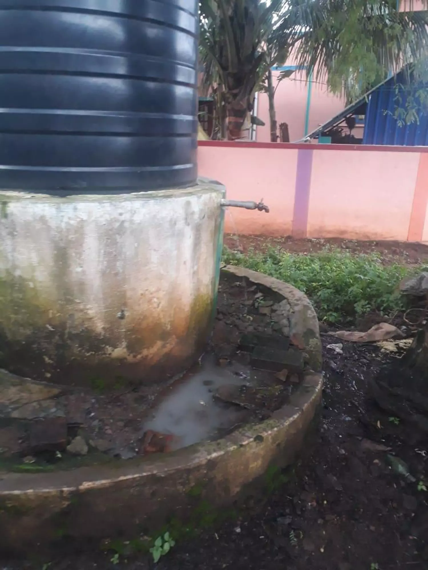 வீணாக வெளியேறும் குடிநீர்