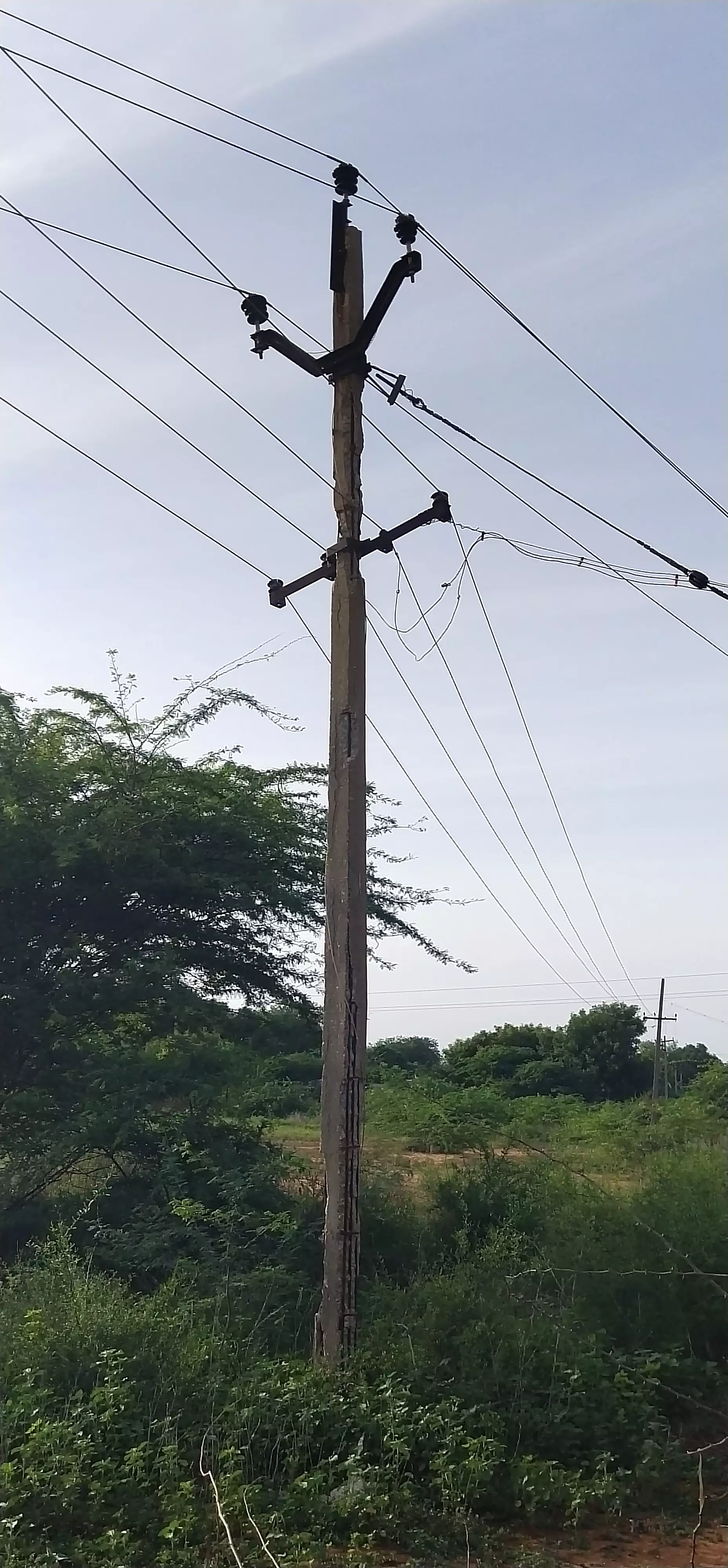 உயிர்பலி வாங்க காத்திருக்கும் மின்கம்பம் உயிர்பலி வாங்க காத்திருக்கும் மின்கம்பம்