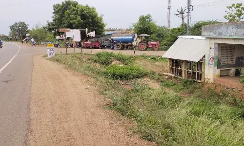 பயனற்ற பயணிகள் நிழற்குடை பயனற்ற பயணிகள் நிழற்குடை