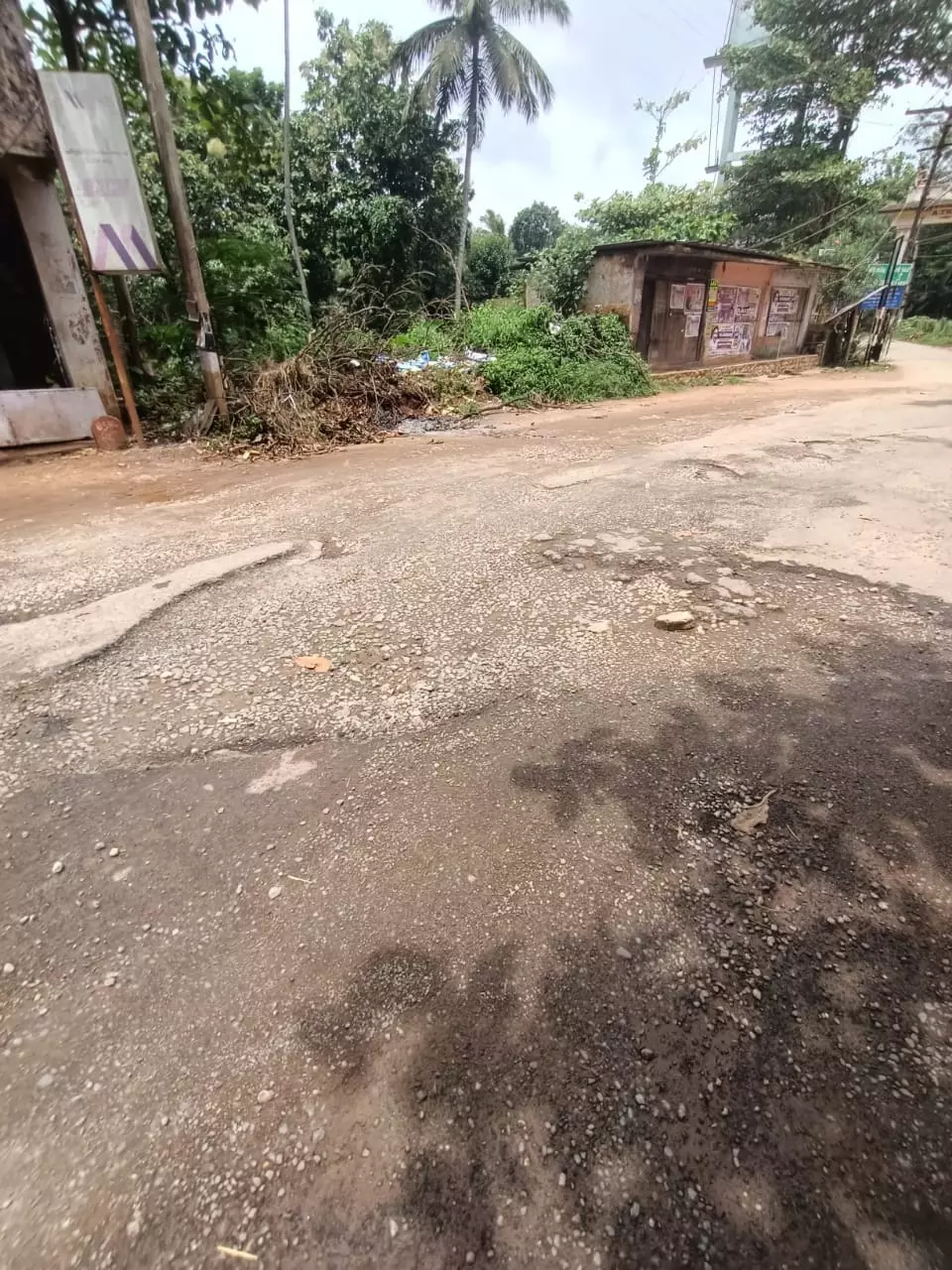 சேதமடைந்த சாலை